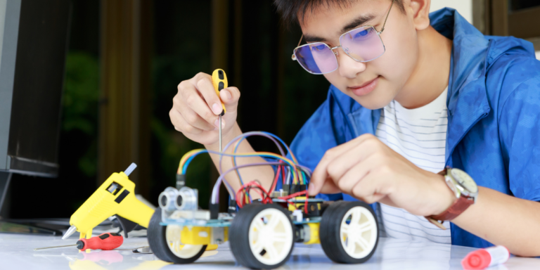 The Benefits of Playing with STEM Toys: 4 Ways It Develops Young Minds